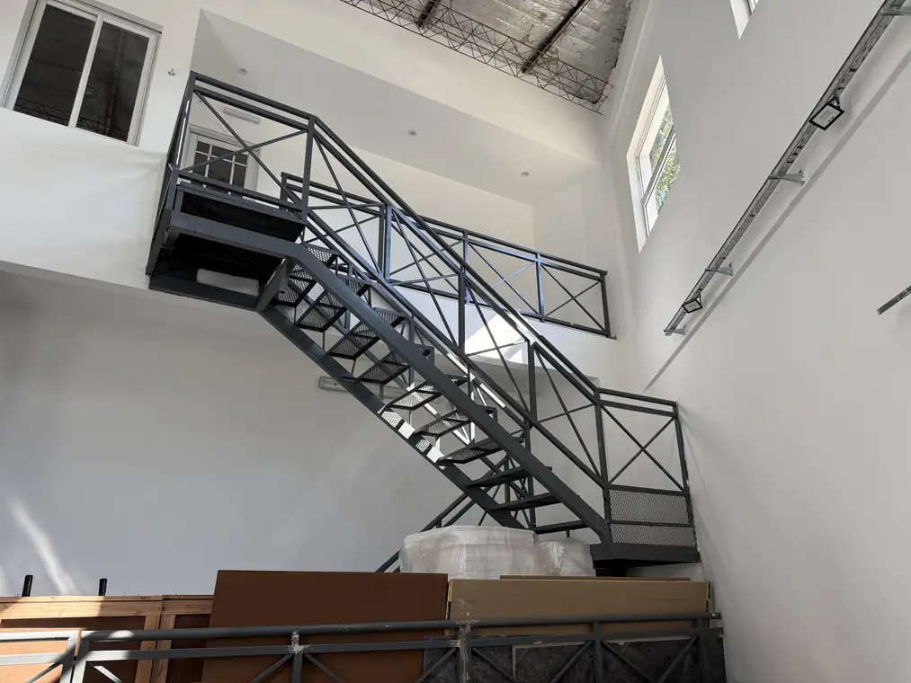 Escalera metálica con baranda